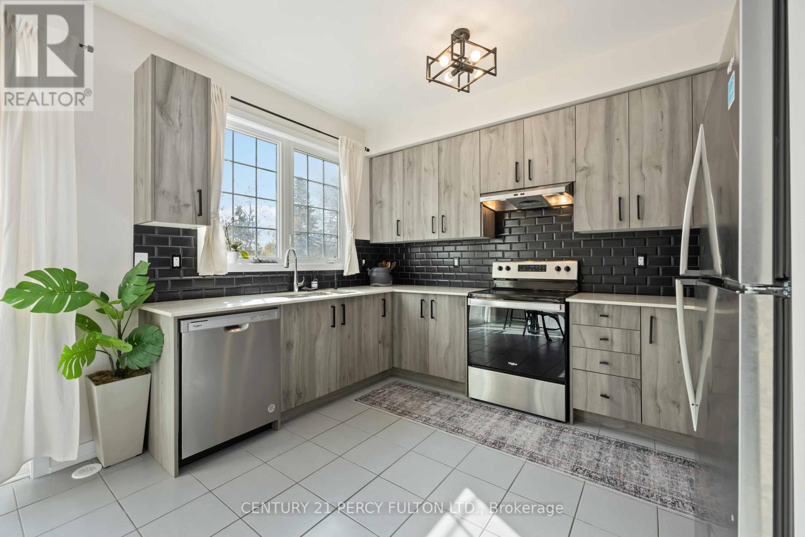 102 Lyall Stokes Circle, East Gwillimbury (Mt Albert), Ontario  L0G 1M0 - Photo 10 - N12483833