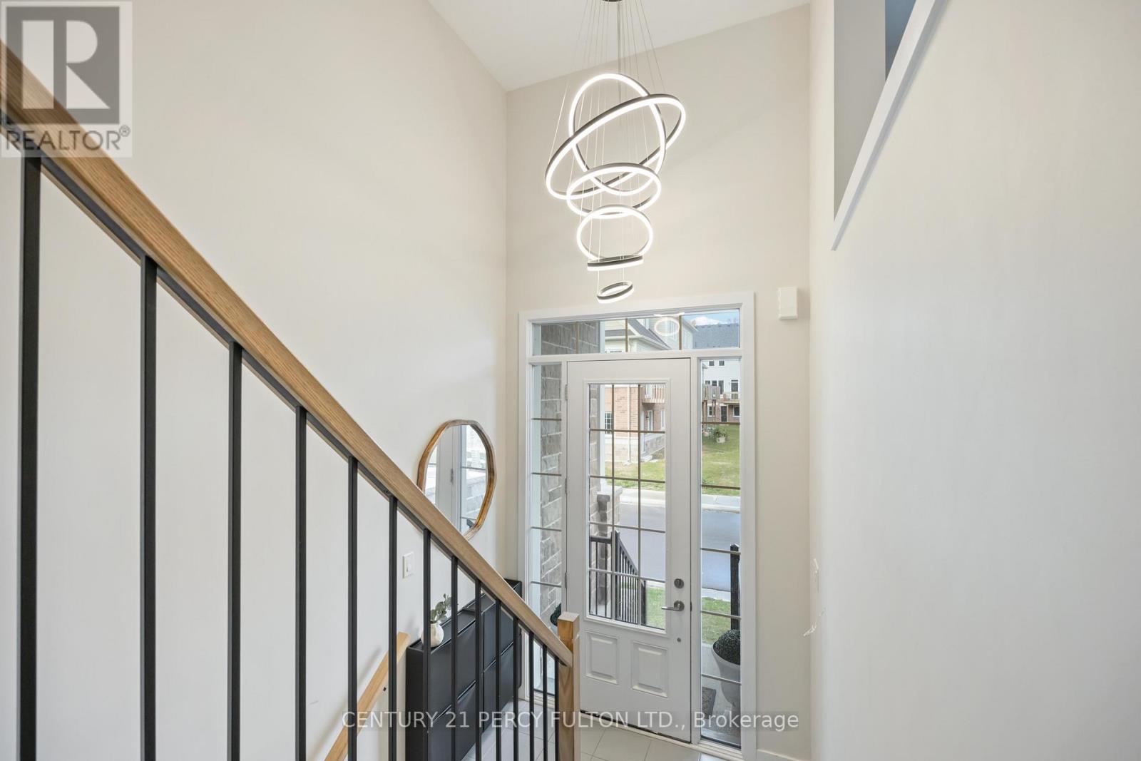 102 Lyall Stokes Circle, East Gwillimbury (Mt Albert), Ontario  L0G 1M0 - Photo 3 - N12483833
