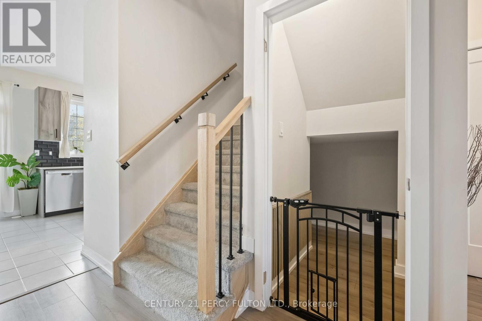 102 Lyall Stokes Circle, East Gwillimbury (Mt Albert), Ontario  L0G 1M0 - Photo 4 - N12483833