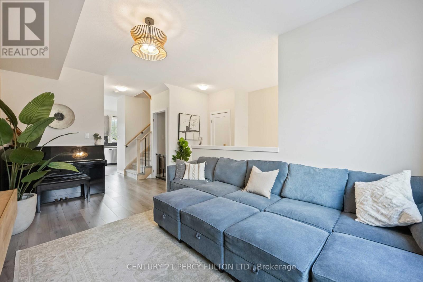 102 Lyall Stokes Circle, East Gwillimbury (Mt Albert), Ontario  L0G 1M0 - Photo 6 - N12483833