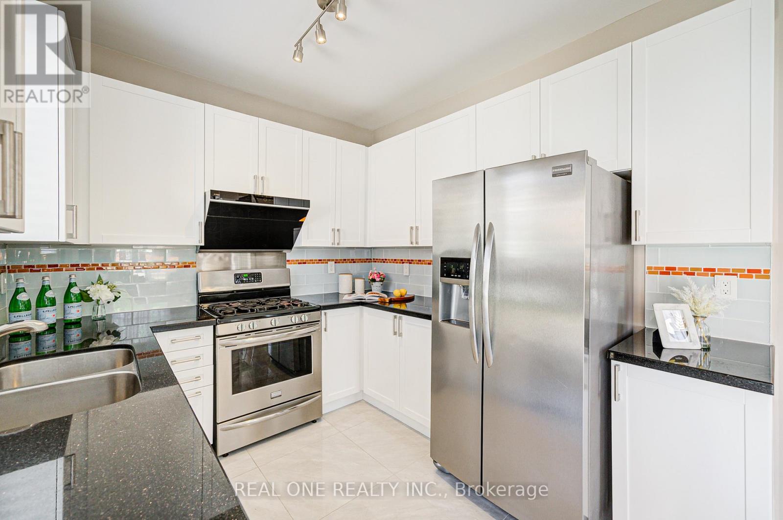 35 Ridgecrest Road, Markham, Ontario  L6C 2V2 - Photo 12 - N12483886