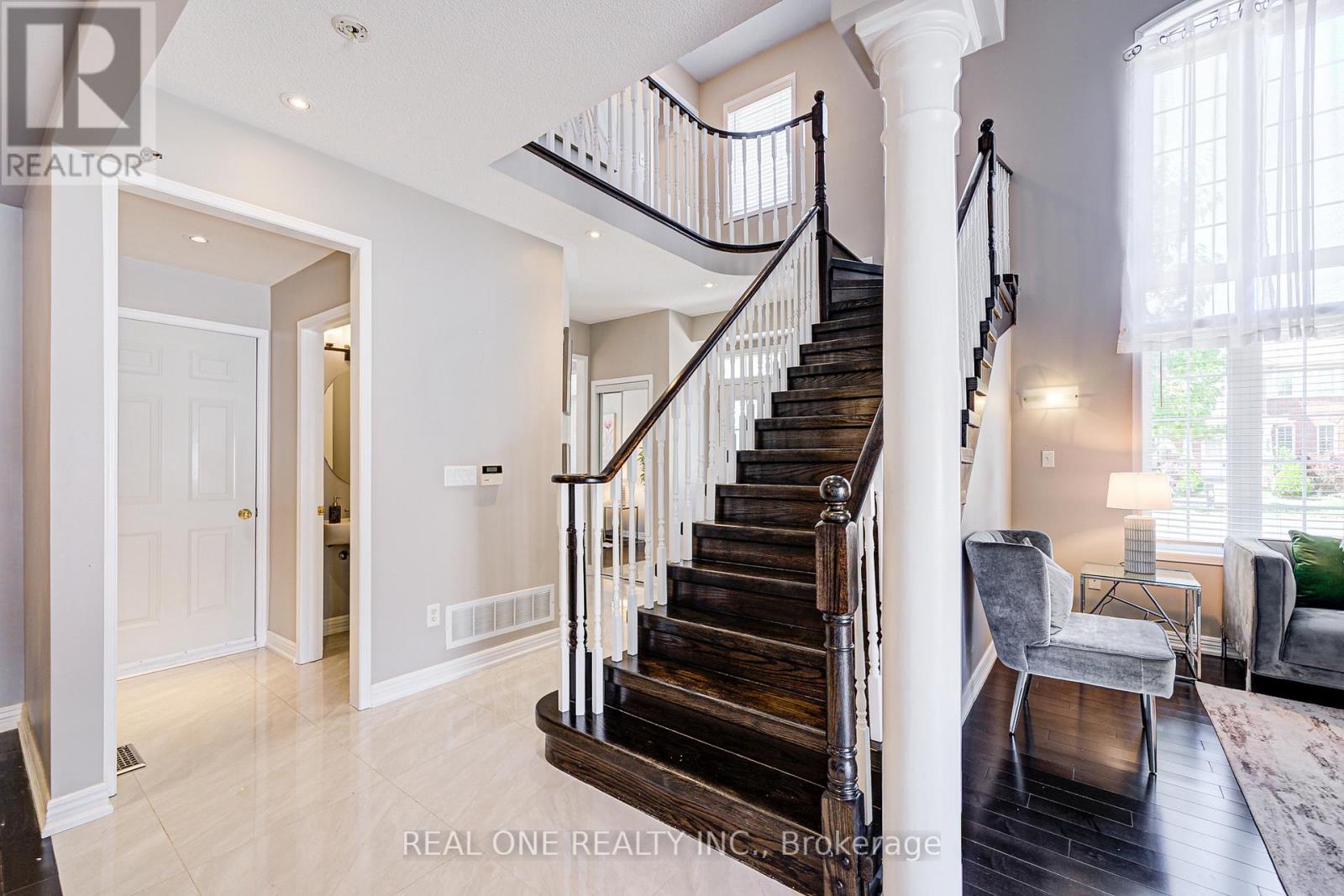 35 Ridgecrest Road, Markham, Ontario  L6C 2V2 - Photo 6 - N12483886