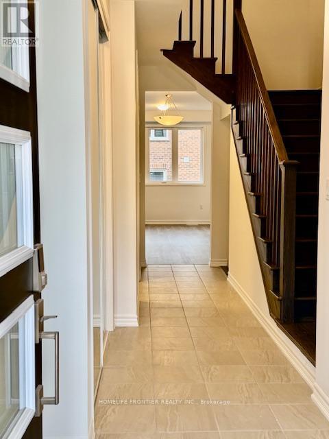 9 Vinewood Crescent, Barrie, Ontario  L9J 0B7 - Photo 2 - S12483802