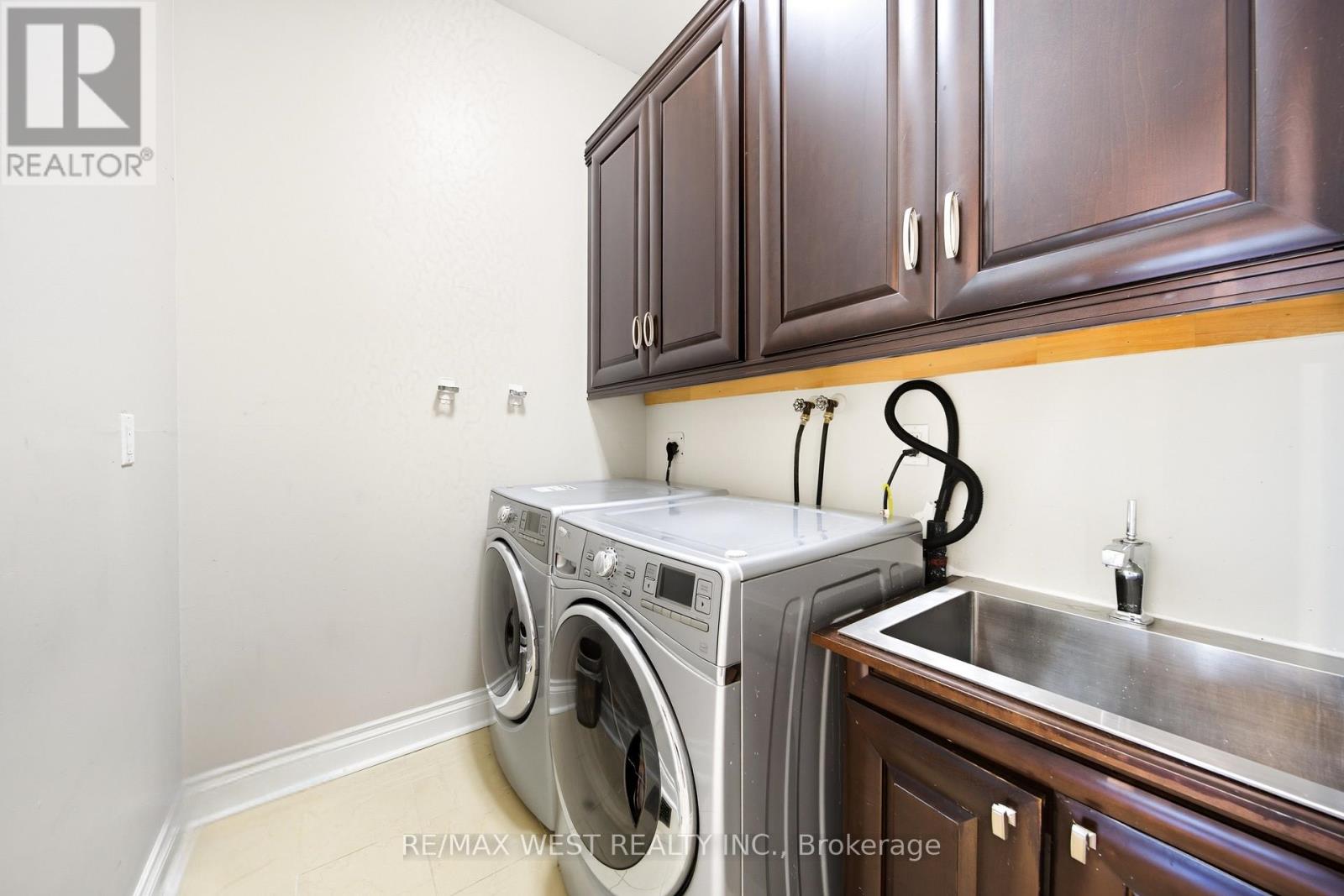 192 Pacific Avenue, Toronto, Ontario M6P 2P5 - Photo 11 - W12452583