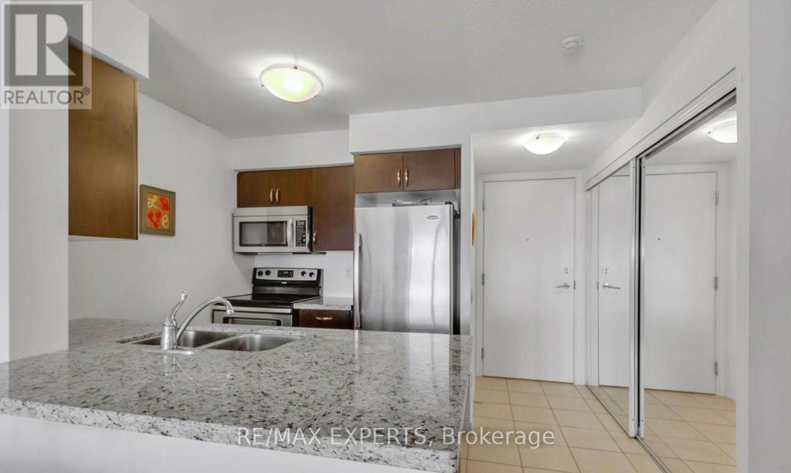 810 - 61 Heintzman Street, Toronto, Ontario  M6P 5A2 - Photo 3 - W12483770