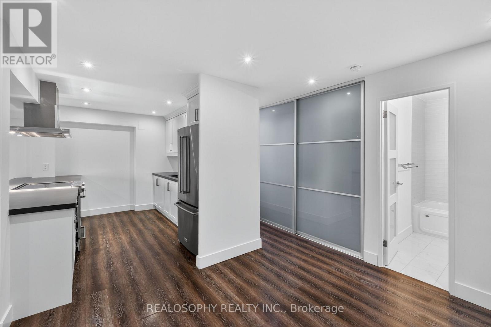 905 - 15 Elizabeth Street N, Mississauga, Ontario  L5G 2Z3 - Photo 14 - W12483786