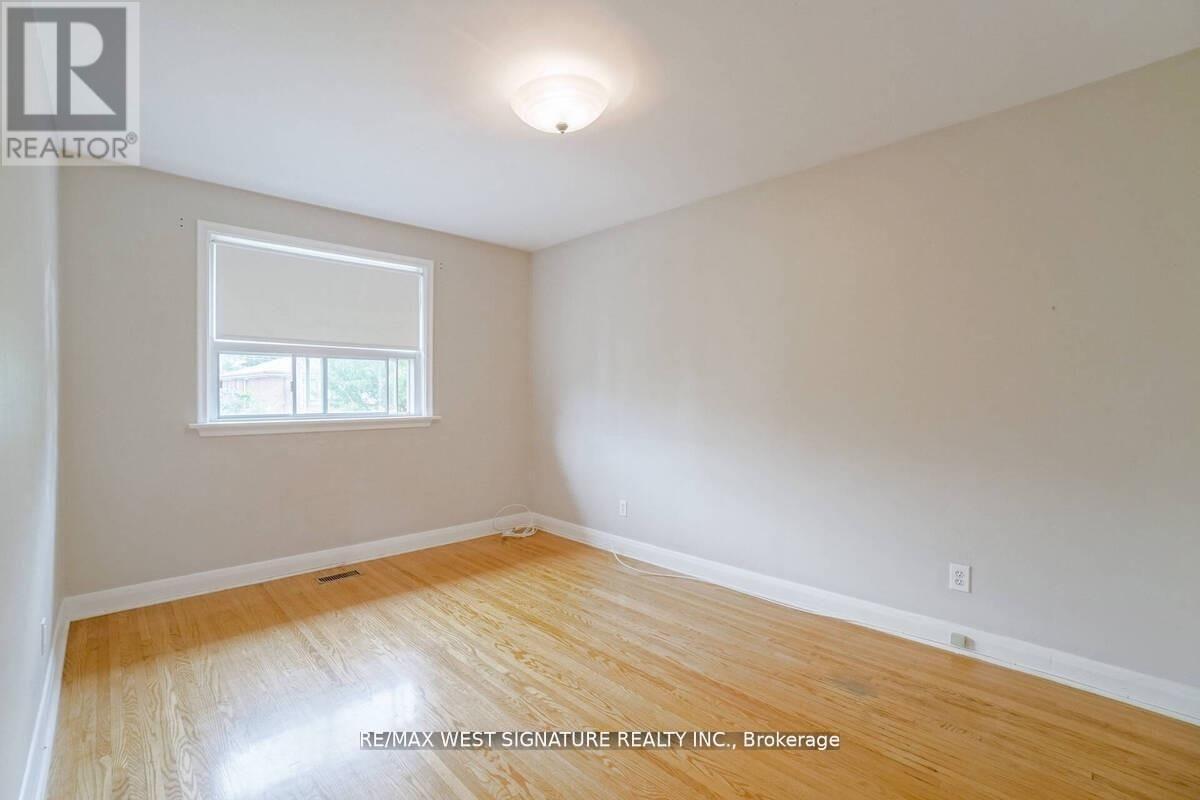 23 Fernando Road, Toronto, Ontario  M9M 2P7 - Photo 12 - W12483799