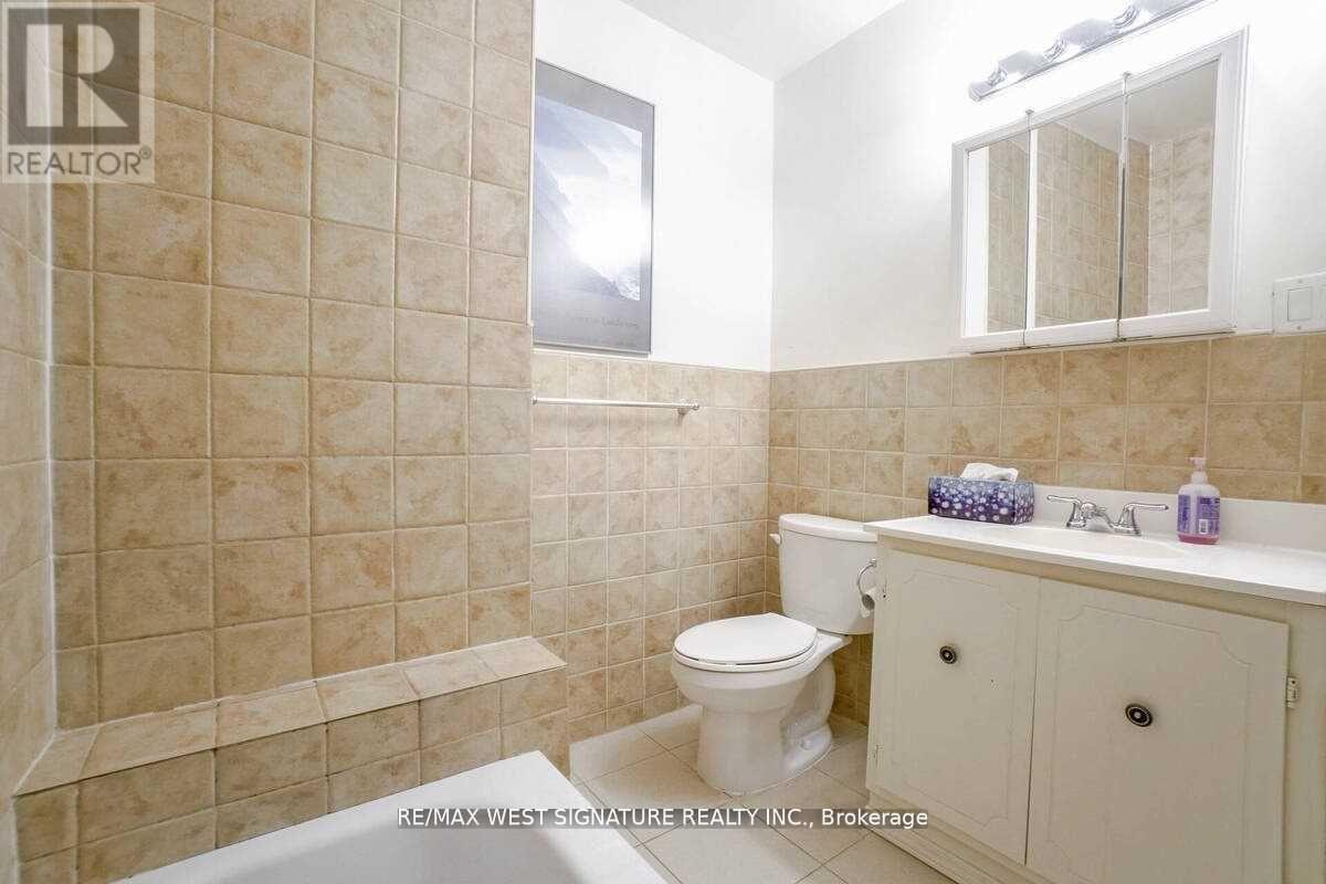 23 Fernando Road, Toronto, Ontario  M9M 2P7 - Photo 14 - W12483799