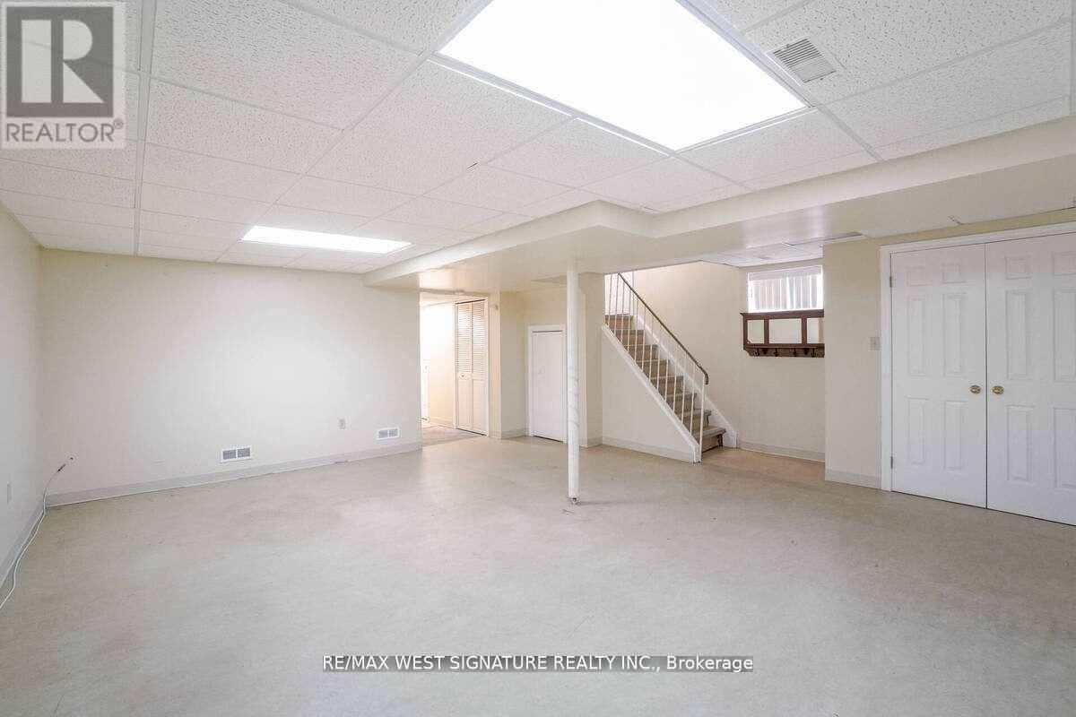 23 Fernando Road, Toronto, Ontario  M9M 2P7 - Photo 16 - W12483799
