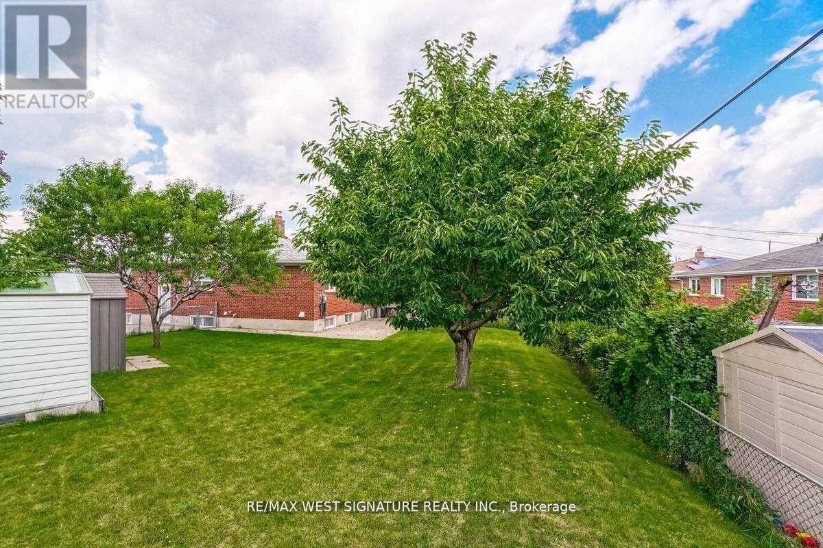 23 Fernando Road, Toronto, Ontario  M9M 2P7 - Photo 27 - W12483799