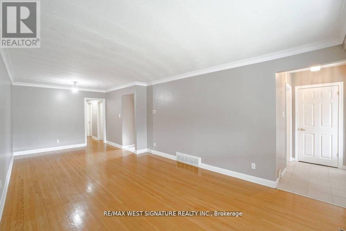 23 Fernando Road, Toronto, Ontario  M9M 2P7 - Photo 7 - W12483799