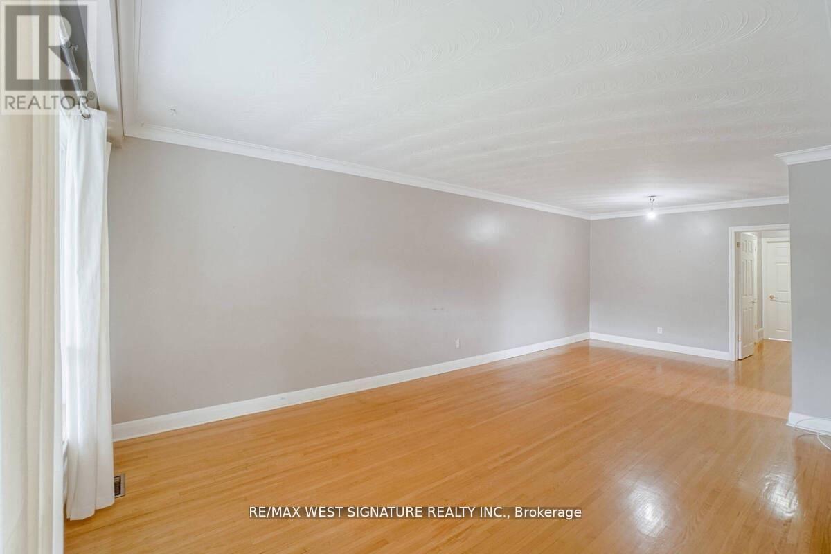 23 Fernando Road, Toronto, Ontario  M9M 2P7 - Photo 9 - W12483799