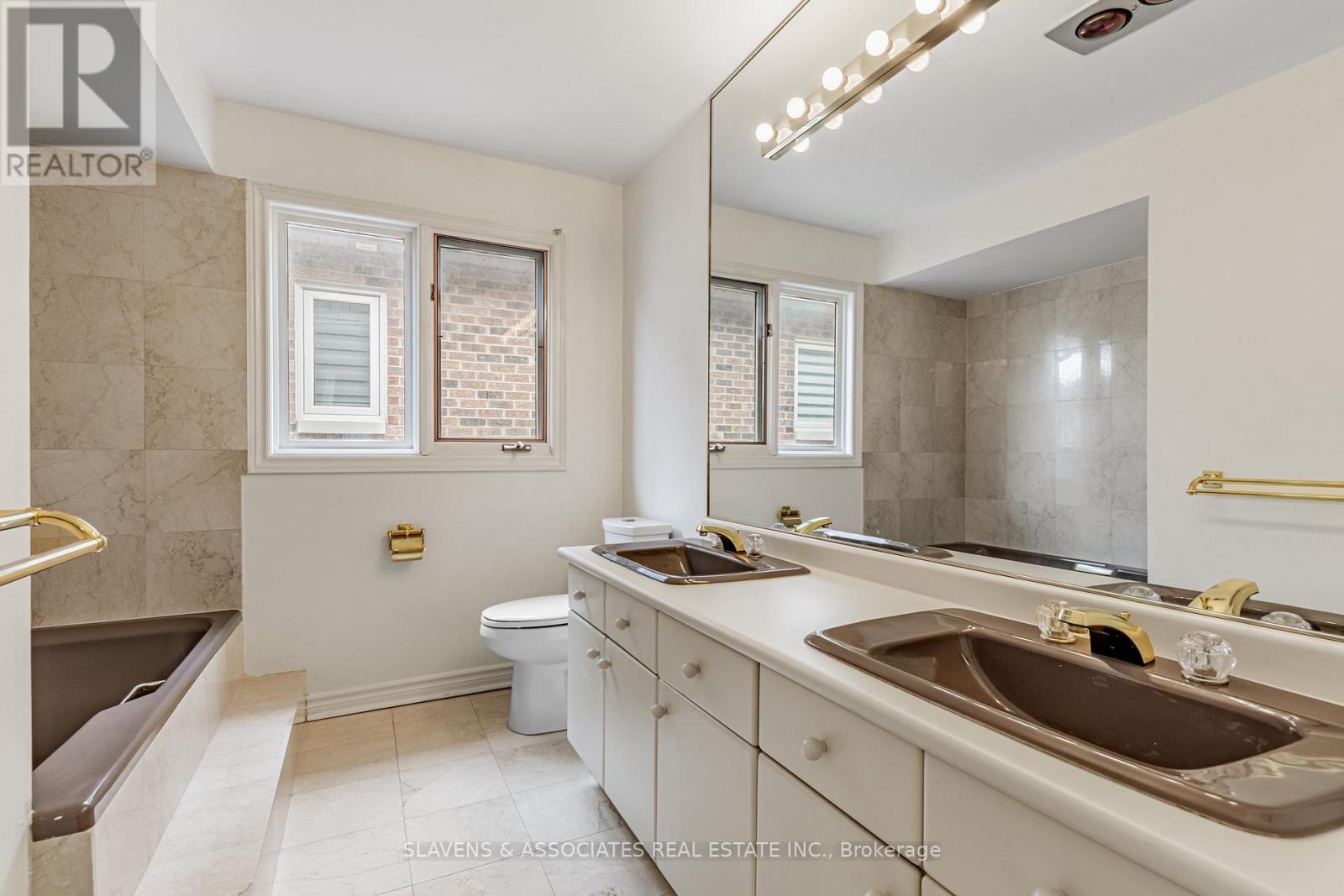 2397 Marisa Court, Mississauga, Ontario  L5K 2P7 - Photo 34 - W12483837