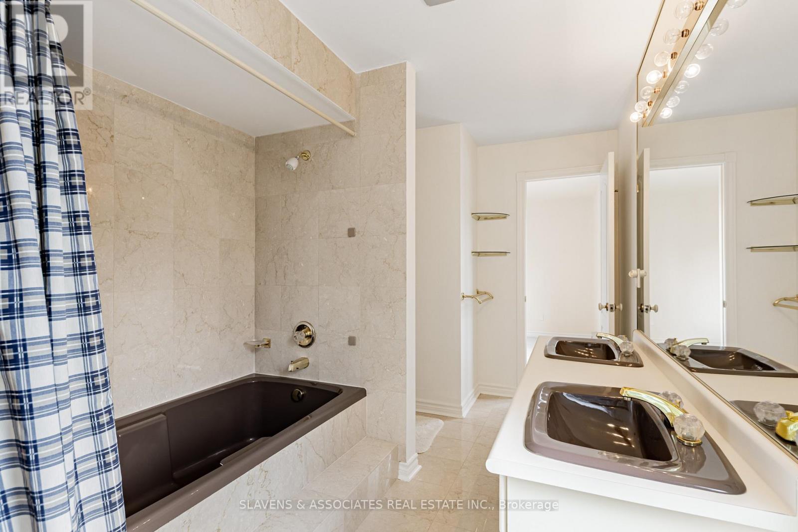 2397 Marisa Court, Mississauga, Ontario  L5K 2P7 - Photo 35 - W12483837