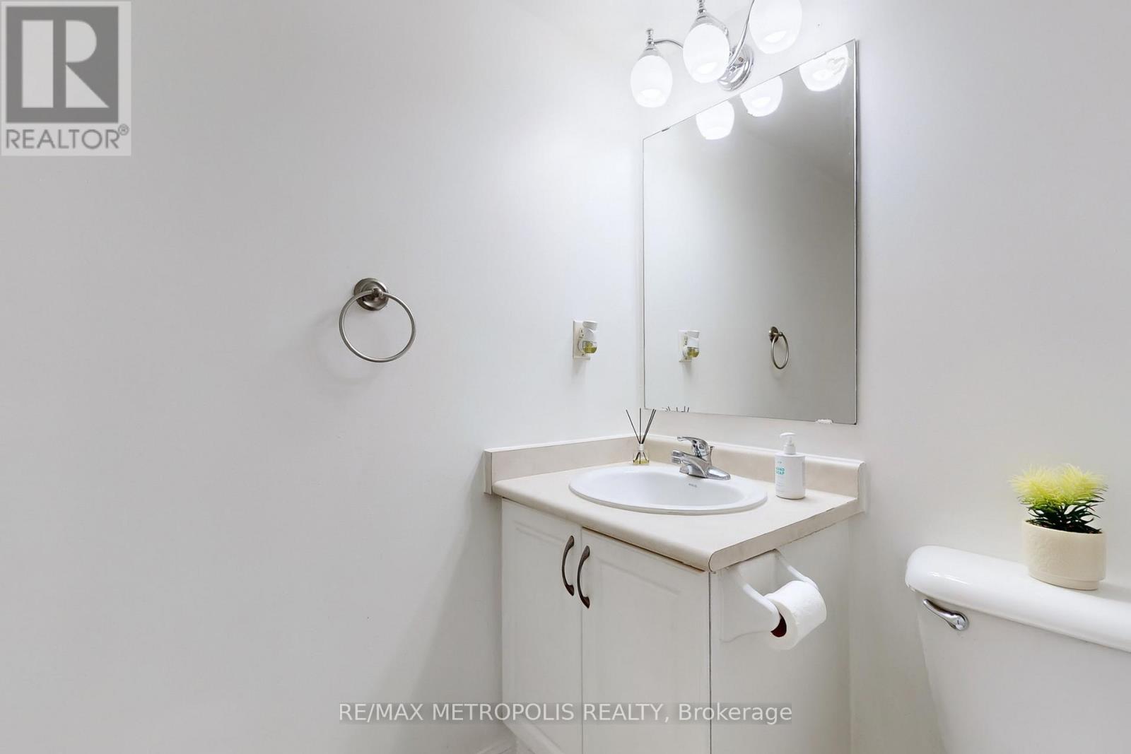 2025 - 3043 Finch Avenue W, Toronto, Ontario  M9M 0A4 - Photo 19 - W12483898