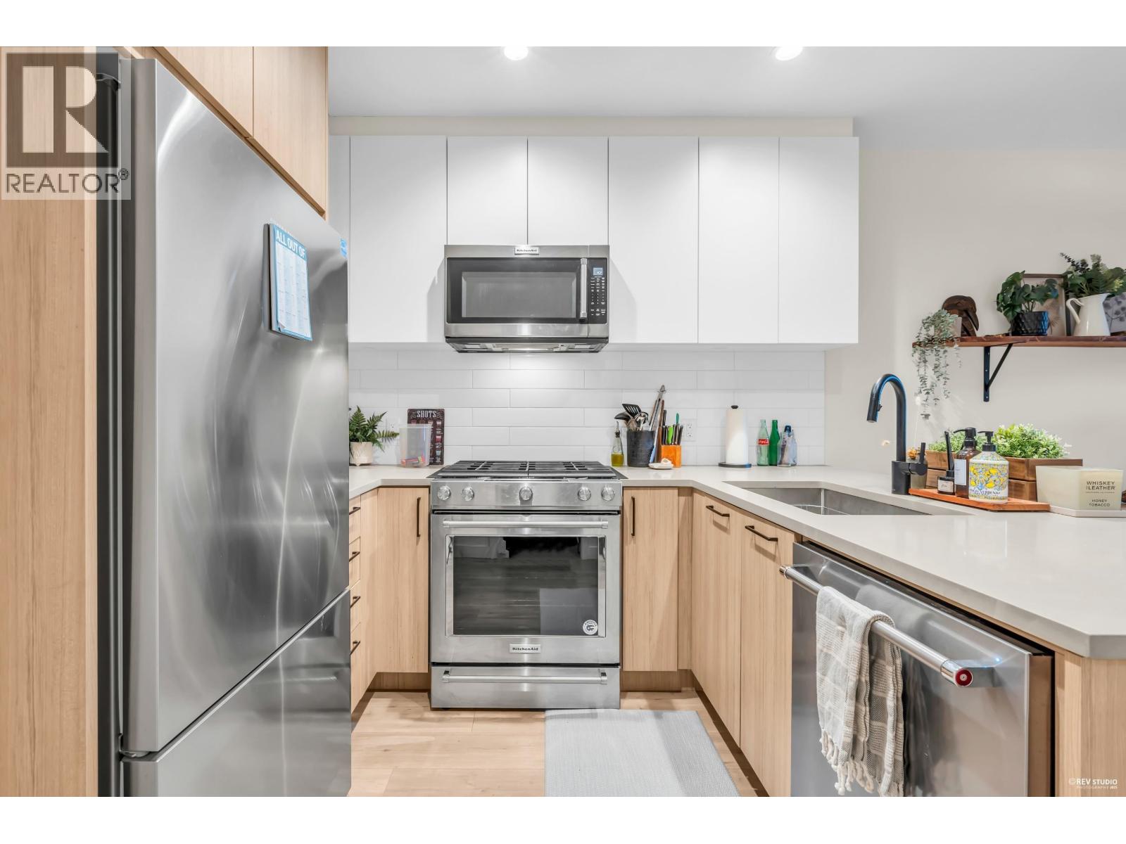 113 707 Como Lake Avenue, Coquitlam, British Columbia  V3J 0J5 - Photo 2 - R3061991