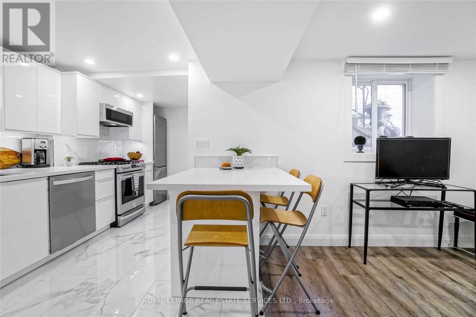 Lower - 117 St Johns Road, Toronto, Ontario  M6P 1V1 - Photo 9 - W12483571