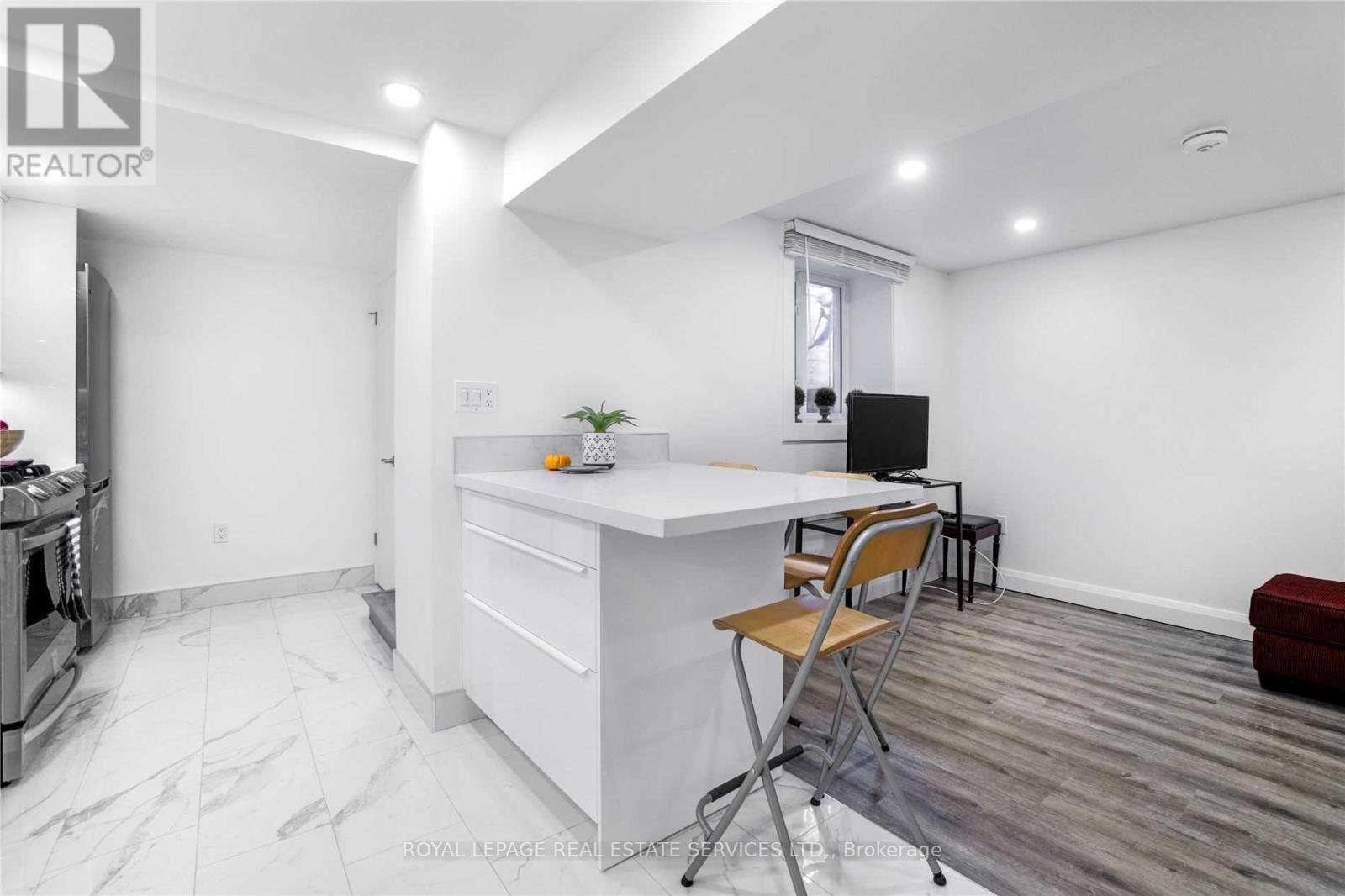 Lower - 117 St Johns Road, Toronto, Ontario  M6P 1V1 - Photo 10 - W12483571