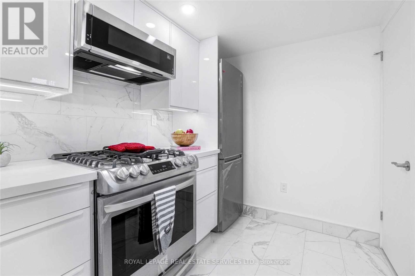 Lower - 117 St Johns Road, Toronto, Ontario  M6P 1V1 - Photo 11 - W12483571