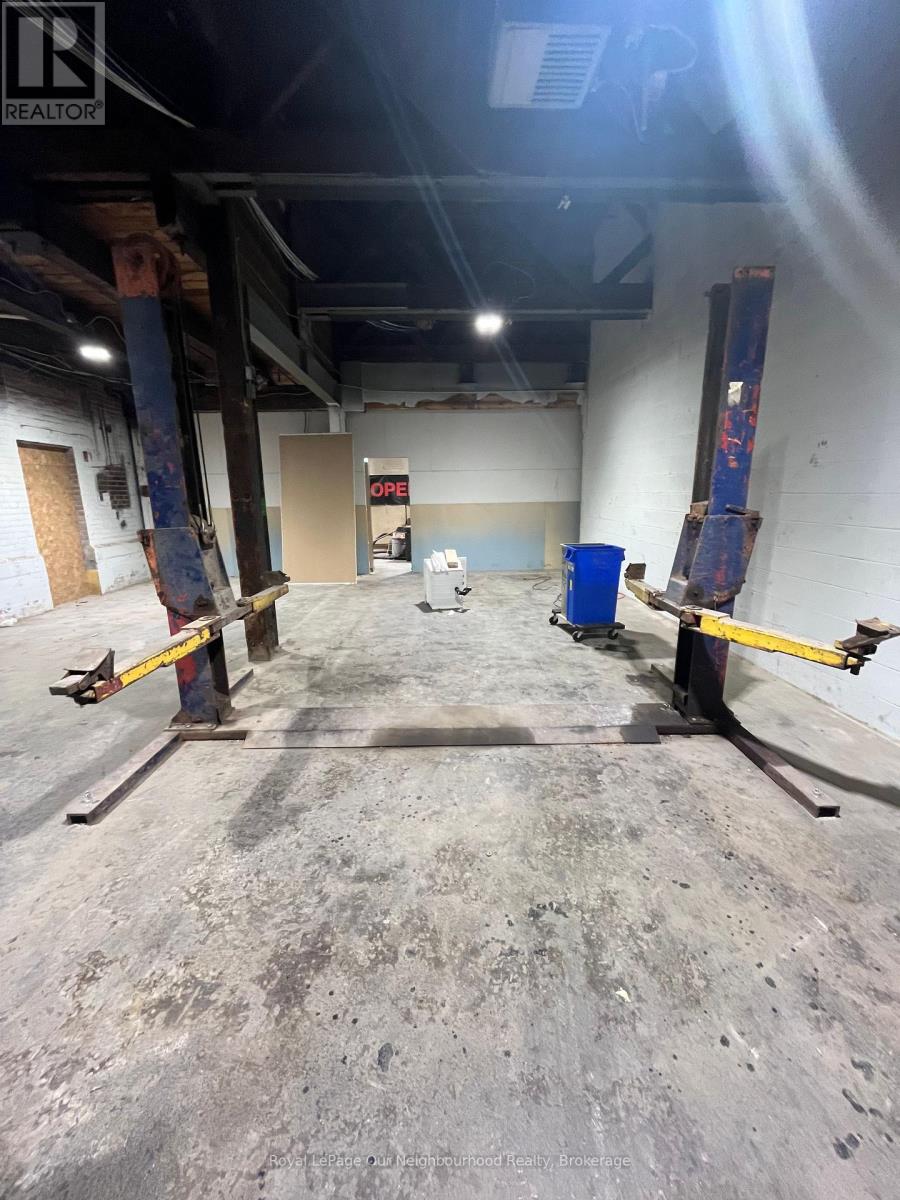 236 Burgar Street, Welland, Ontario  L3B 2T4 - Photo 10 - X12483846