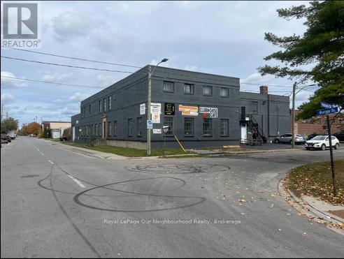 236 Burgar Street, Welland, Ontario  L3B 2T4 - Photo 3 - X12483846