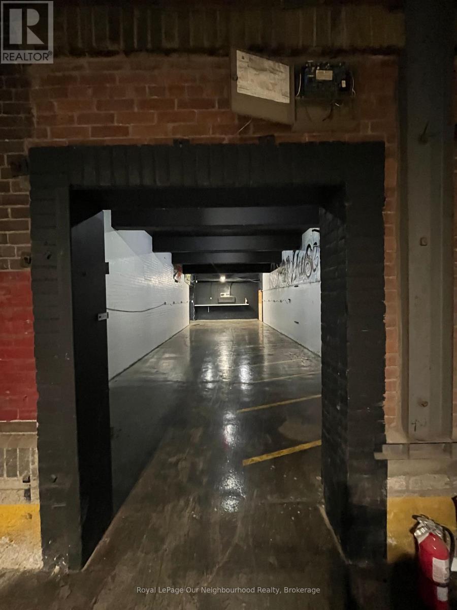 236 Burgar Street, Welland, Ontario  L3B 2T4 - Photo 6 - X12483846