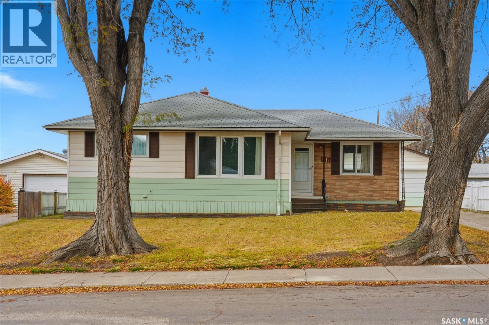 910 35th STREET W, saskatoon, Saskatchewan