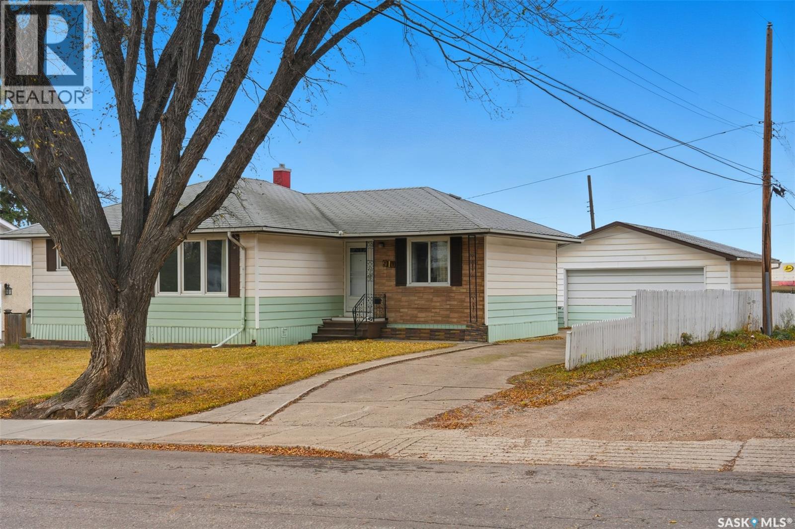 910 35th Street W, Saskatoon, Saskatchewan  S7L 0Y3 - Photo 2 - SK021797