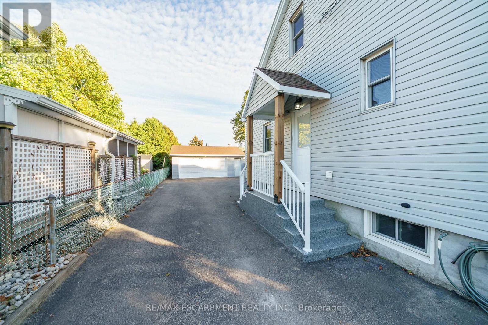 350 Pottruff Road N, Hamilton, Ontario  L8H 2M4 - Photo 2 - X12454542