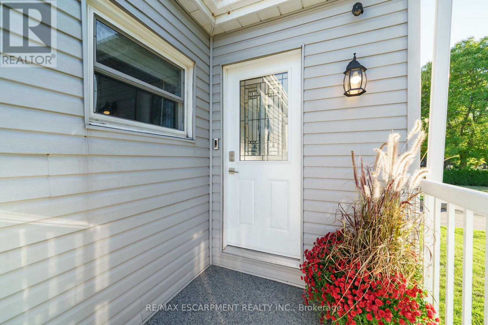 350 Pottruff Road N, Hamilton, Ontario  L8H 2M4 - Photo 3 - X12454542