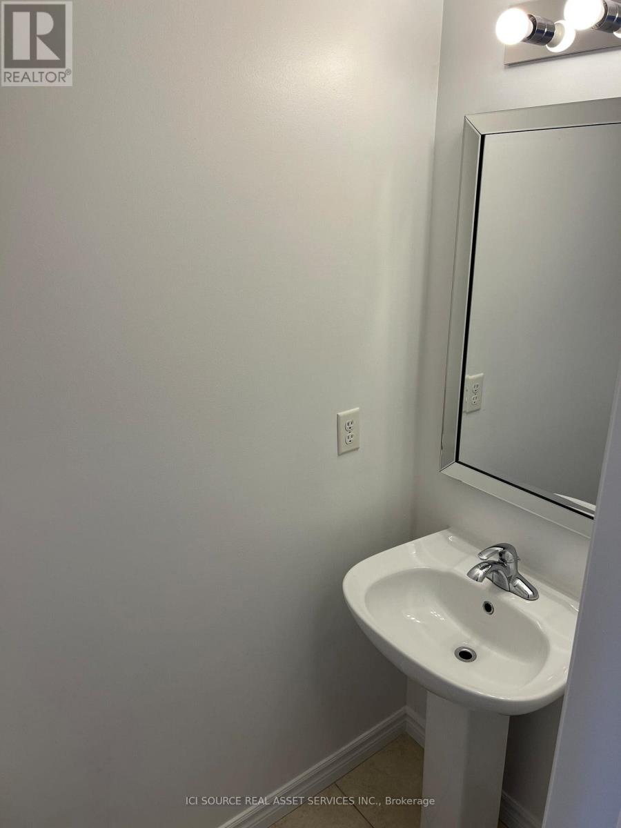42 Southeast Pass, Whitchurch-Stouffville, Ontario  L4A 0Y3 - Photo 8 - N12481456