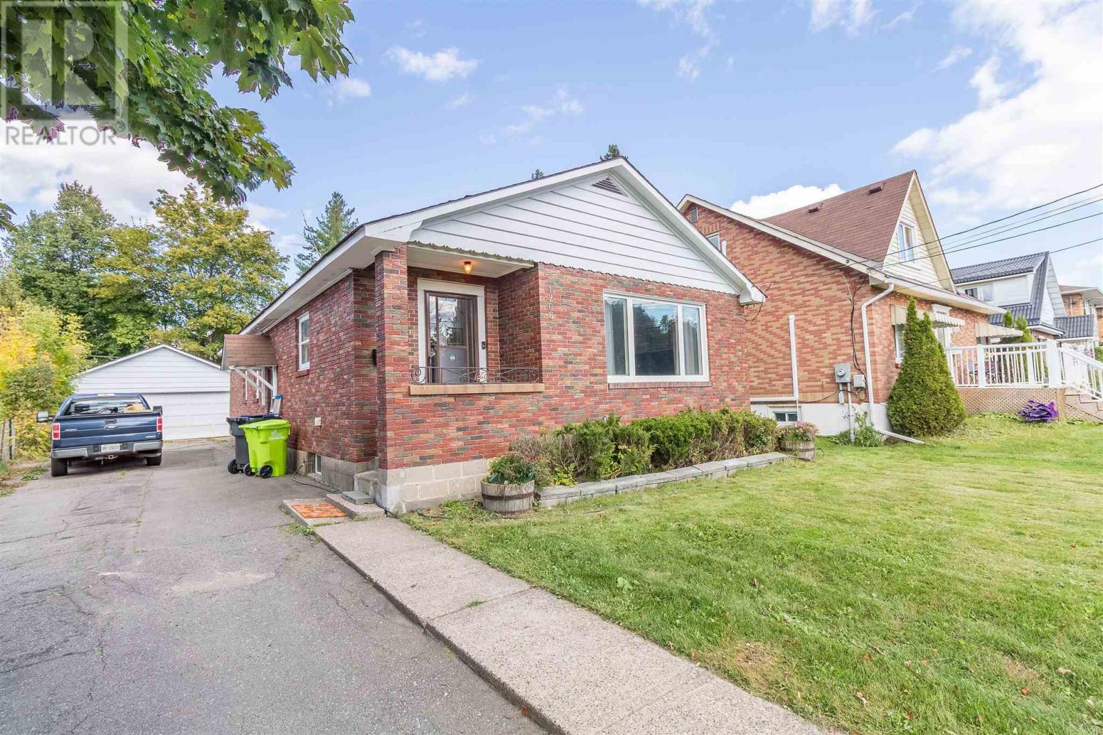 1266 Queen St E, Sault Ste. Marie, Ontario  P6A 2E8 - Photo 2 - SM252944