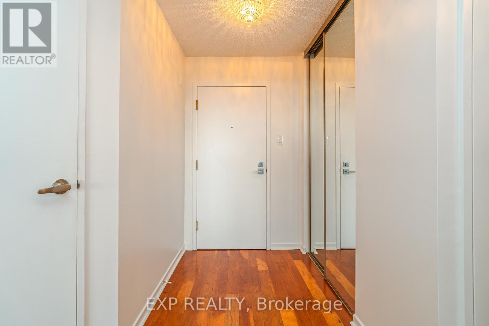 2305 - 2305-1500 Riverside Drive, Ottawa, Ontario  K1G 4J4 - Photo 2 - X12483963