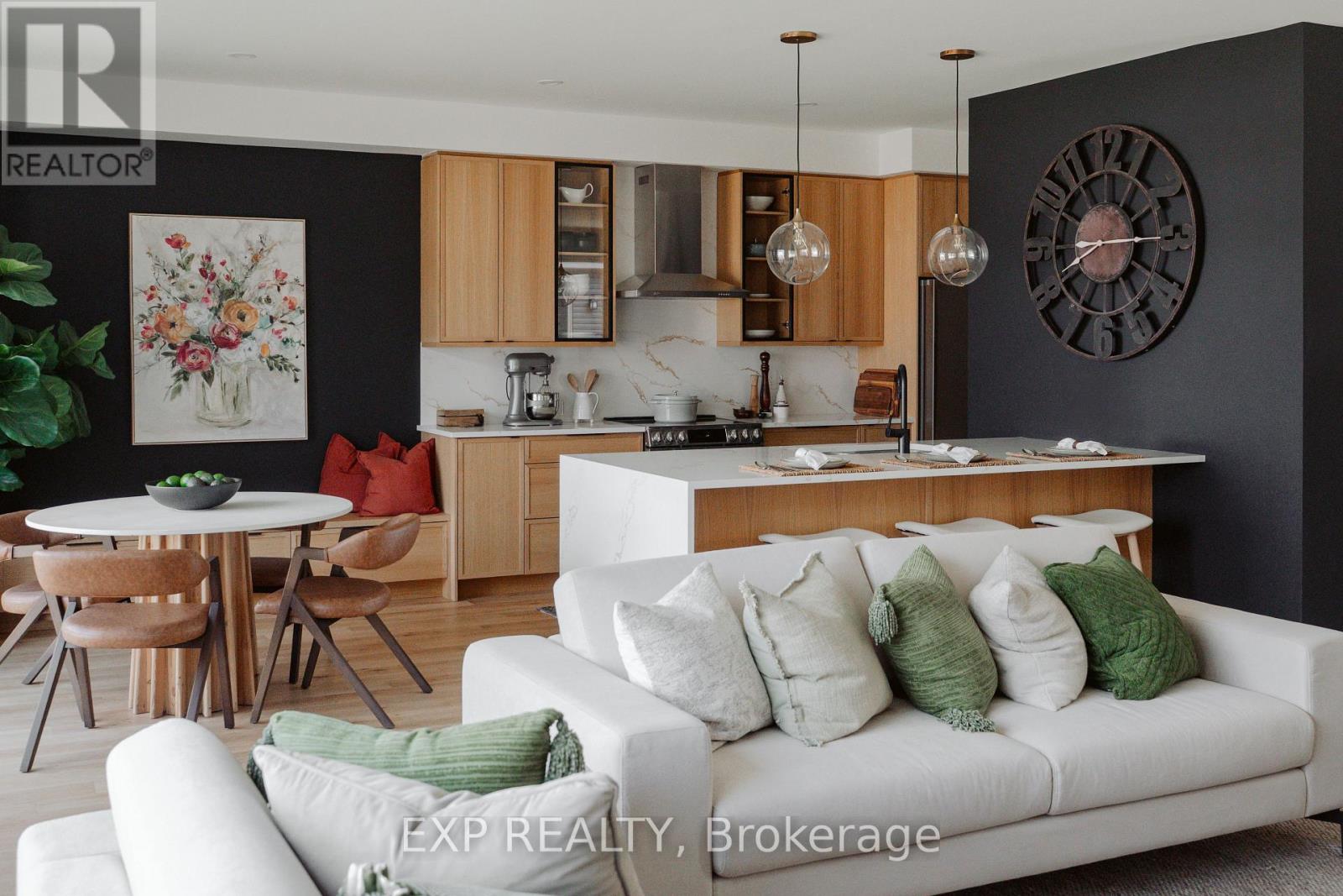 153 Craig Duncan Terrace, Ottawa, Ontario  K2S 3C5 - Photo 2 - X12484004
