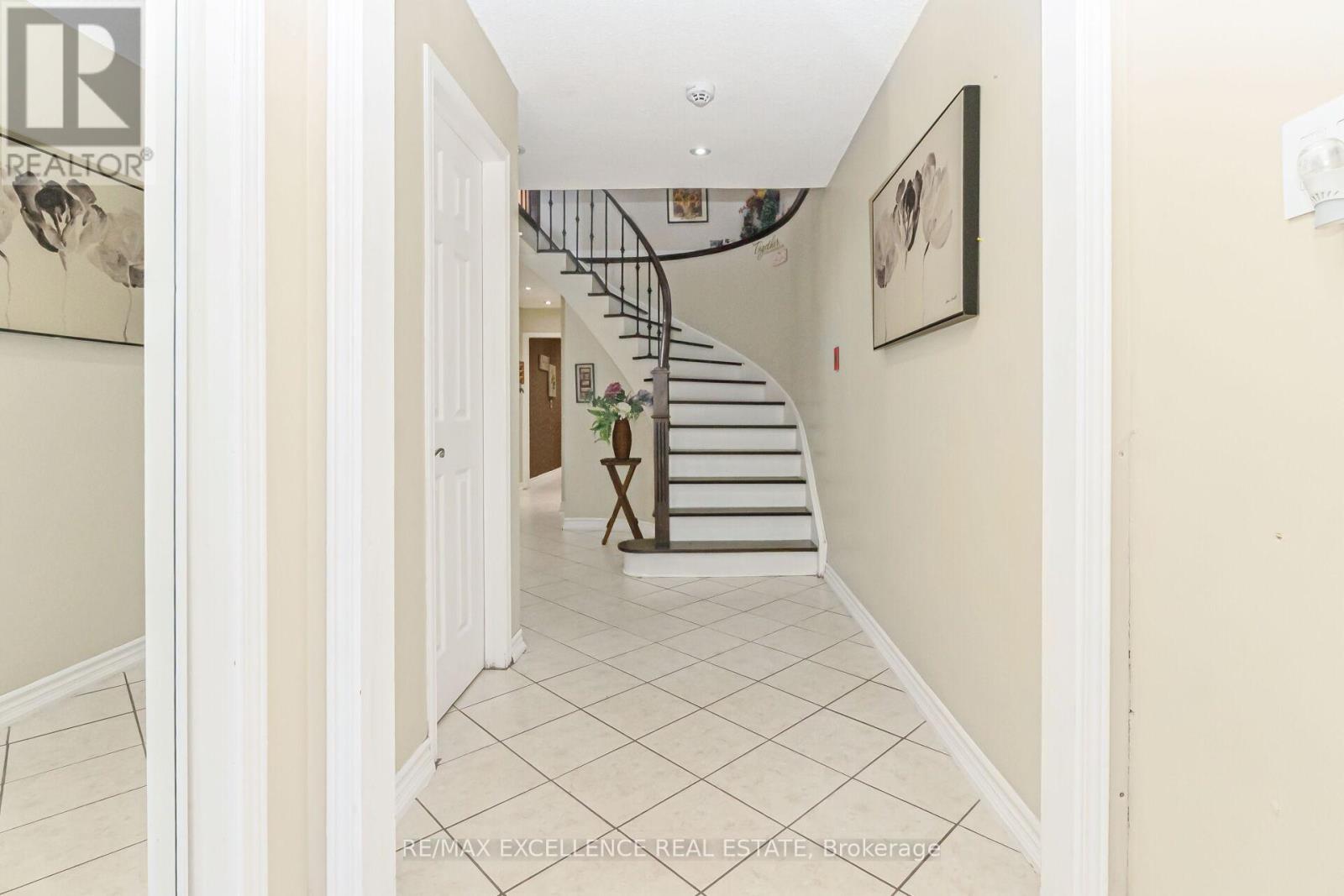 29 Faywood Drive, Brampton, Ontario  L6Y 4K3 - Photo 4 - W12483836