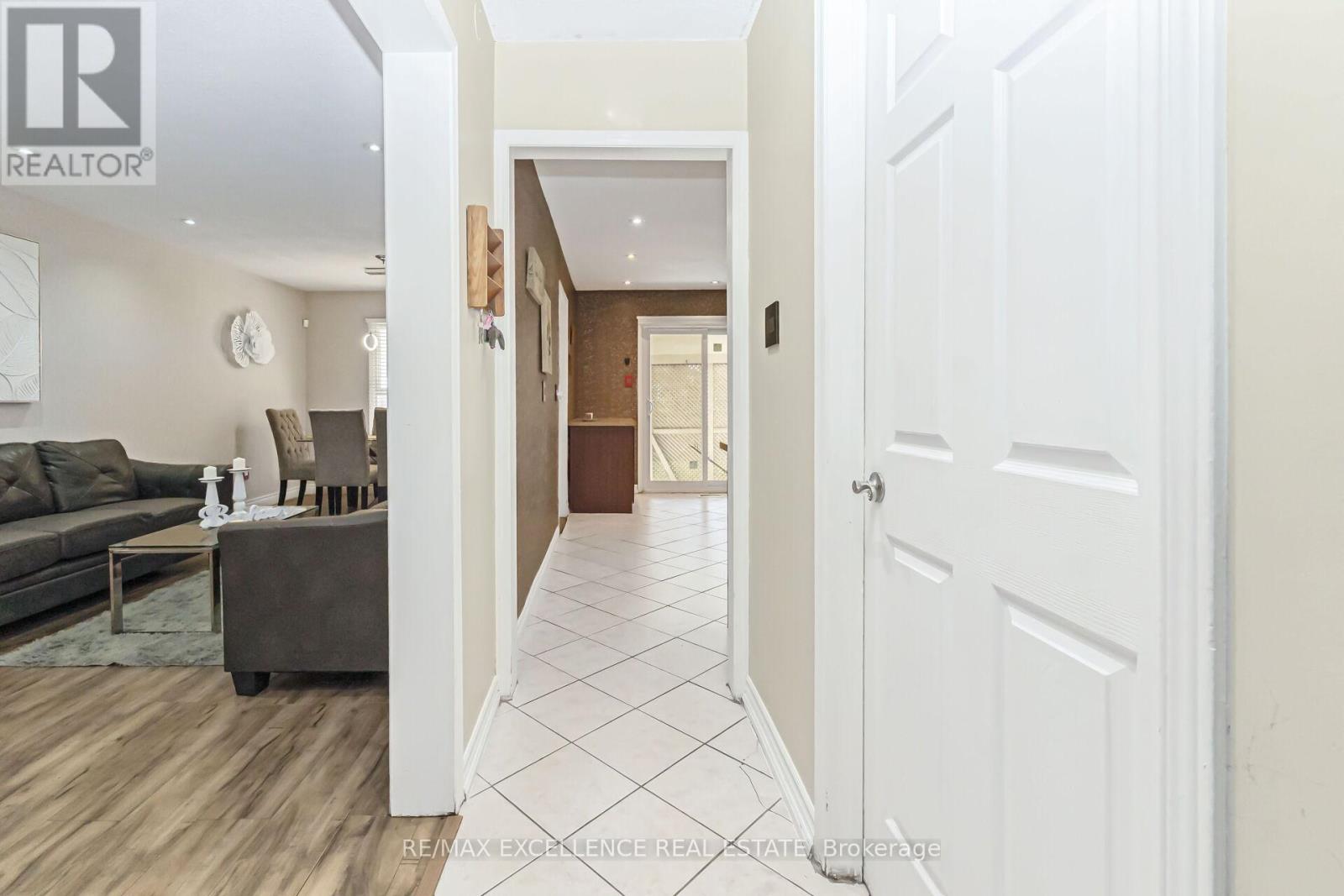 29 Faywood Drive, Brampton, Ontario  L6Y 4K3 - Photo 8 - W12483836