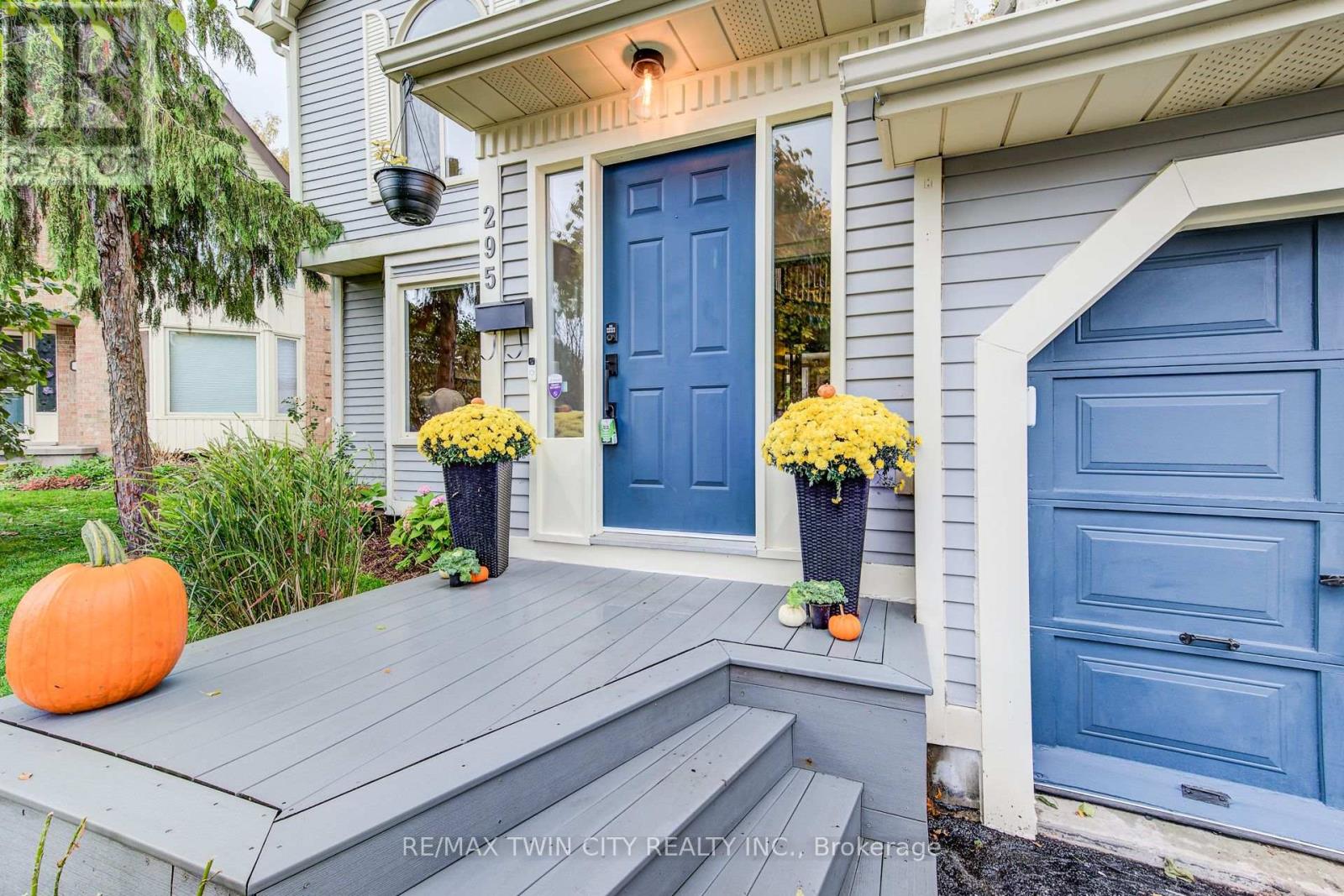 295 Wiltshire Place, Waterloo, Ontario  N2T 1R3 - Photo 3 - X12483947