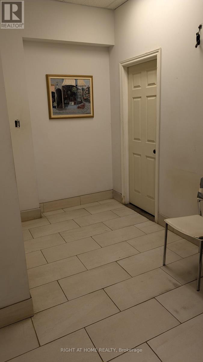 3 - 210 Drumlin Circle, Vaughan, Ontario  L4K 3E3 - Photo 13 - N12484030