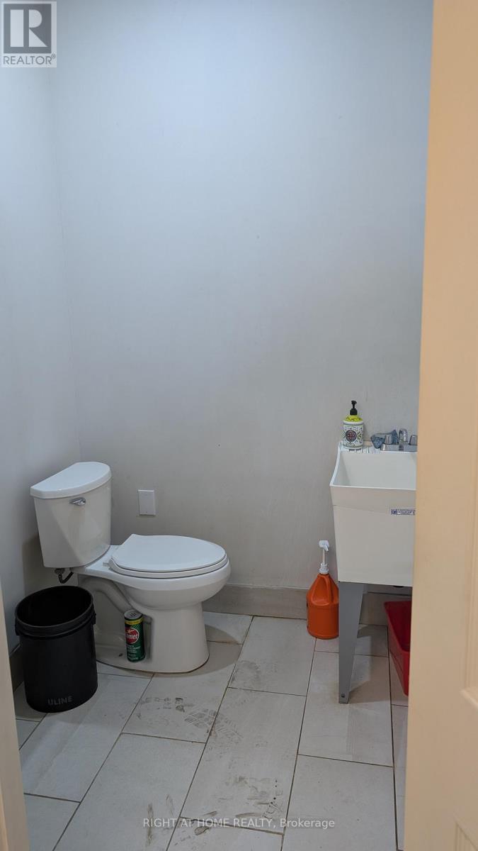 3 - 210 Drumlin Circle, Vaughan, Ontario  L4K 3E3 - Photo 18 - N12484030