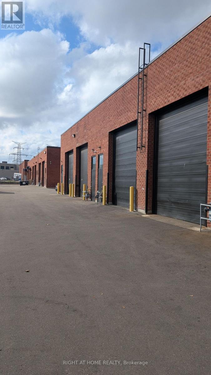 3 - 210 Drumlin Circle, Vaughan, Ontario  L4K 3E3 - Photo 22 - N12484030