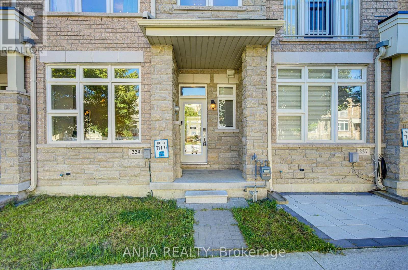 229 South Unionville Avenue, Markham, Ontario  L3R 5S6 - Photo 3 - N12484075