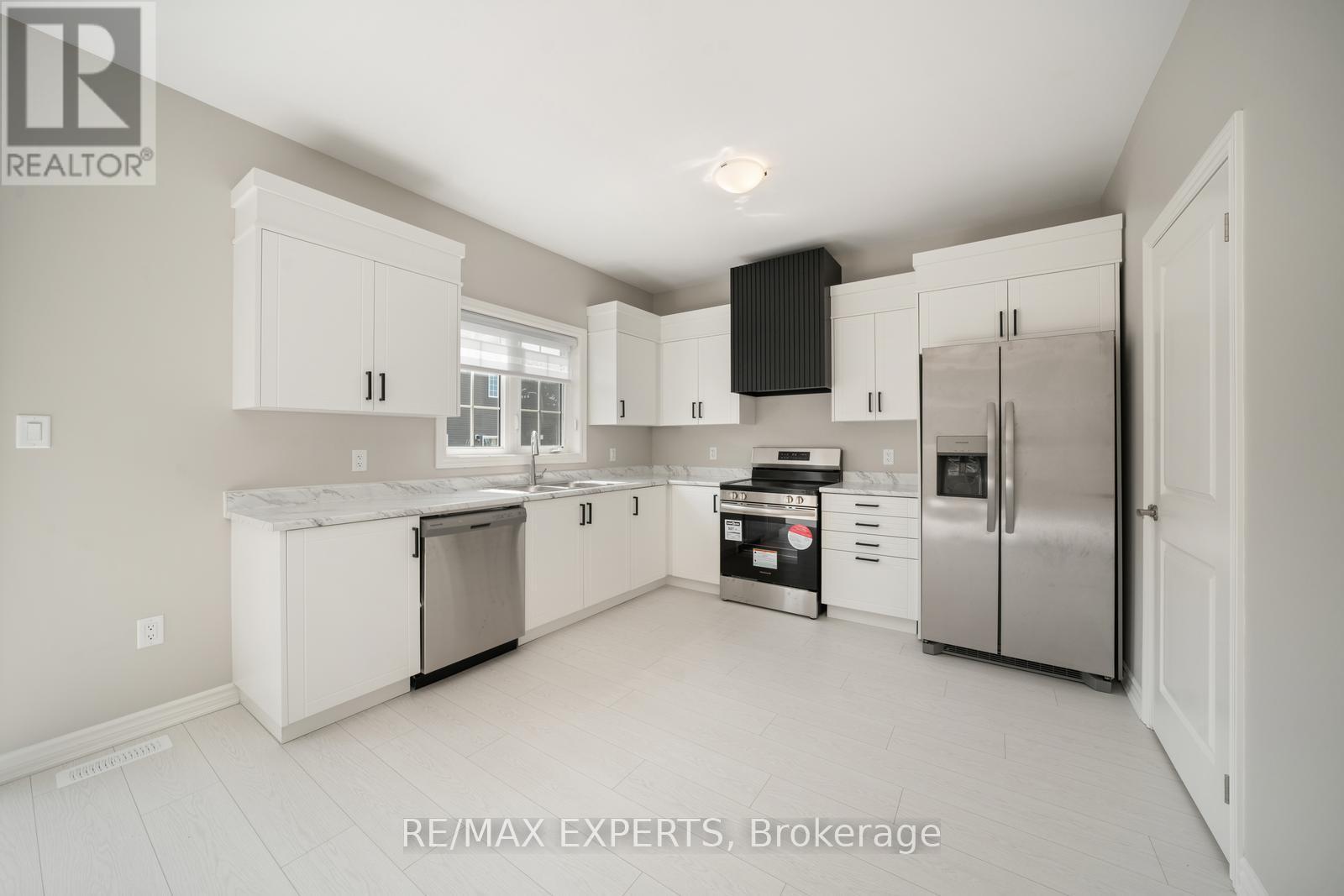 216 Cubitt Street, Clearview, Ontario  L0M 1S0 - Photo 12 - S12484041