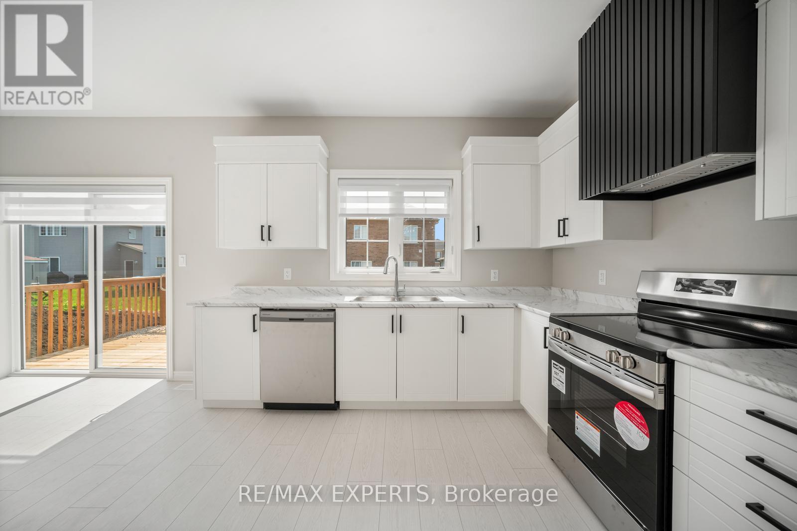 216 Cubitt Street, Clearview, Ontario  L0M 1S0 - Photo 13 - S12484041