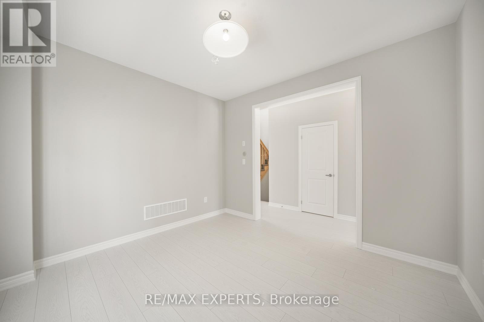 216 Cubitt Street, Clearview, Ontario  L0M 1S0 - Photo 9 - S12484041