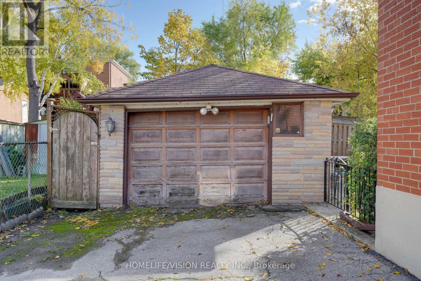 239 Epsom Downs Drive, Toronto, Ontario  M3M 1T3 - Photo 11 - W12483989