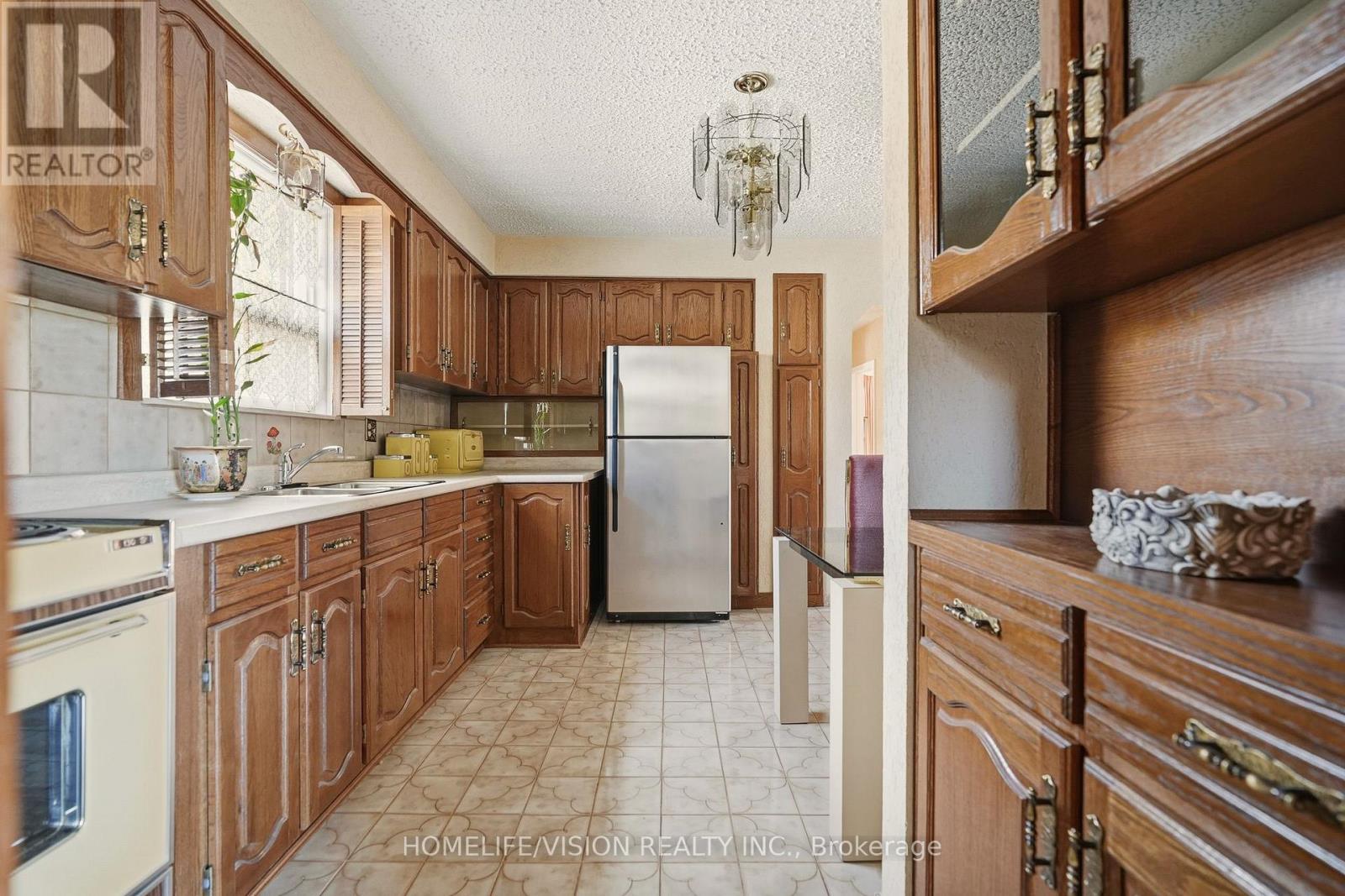 239 Epsom Downs Drive, Toronto, Ontario  M3M 1T3 - Photo 16 - W12483989