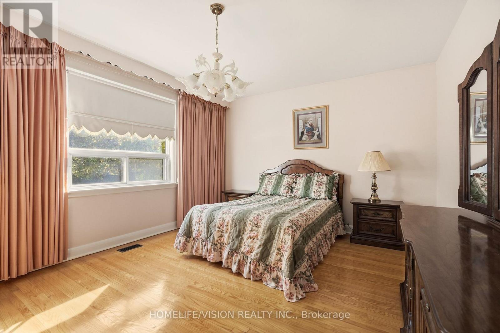 239 Epsom Downs Drive, Toronto, Ontario  M3M 1T3 - Photo 27 - W12483989