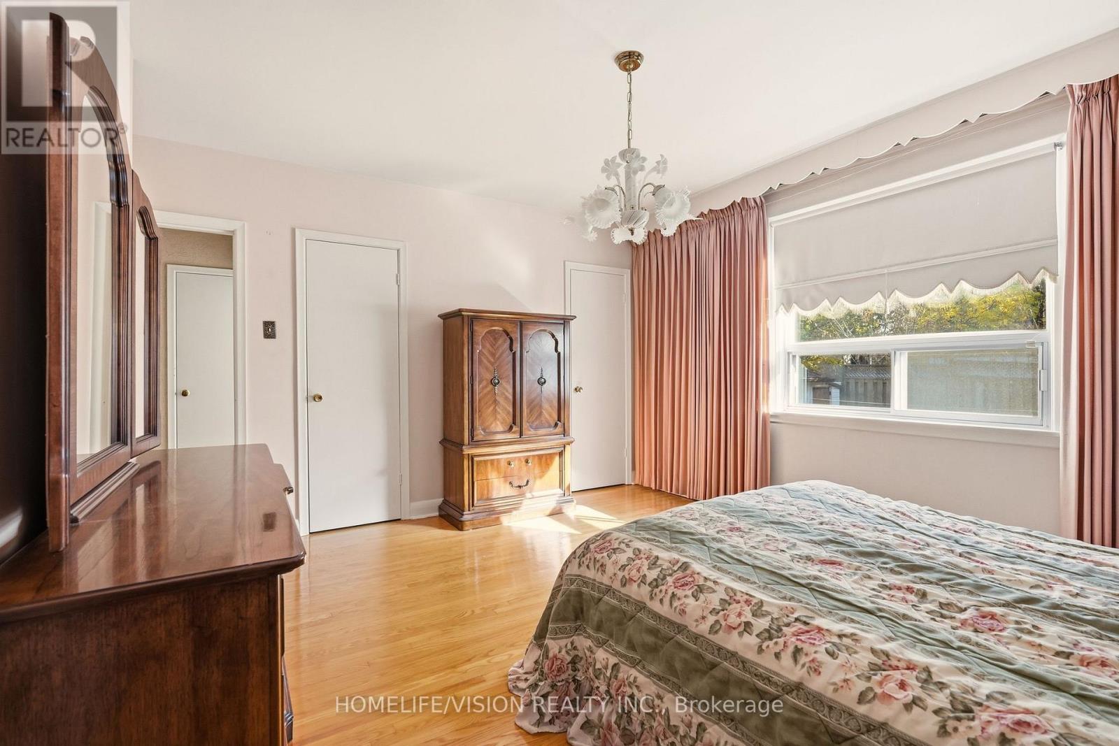 239 Epsom Downs Drive, Toronto, Ontario  M3M 1T3 - Photo 28 - W12483989