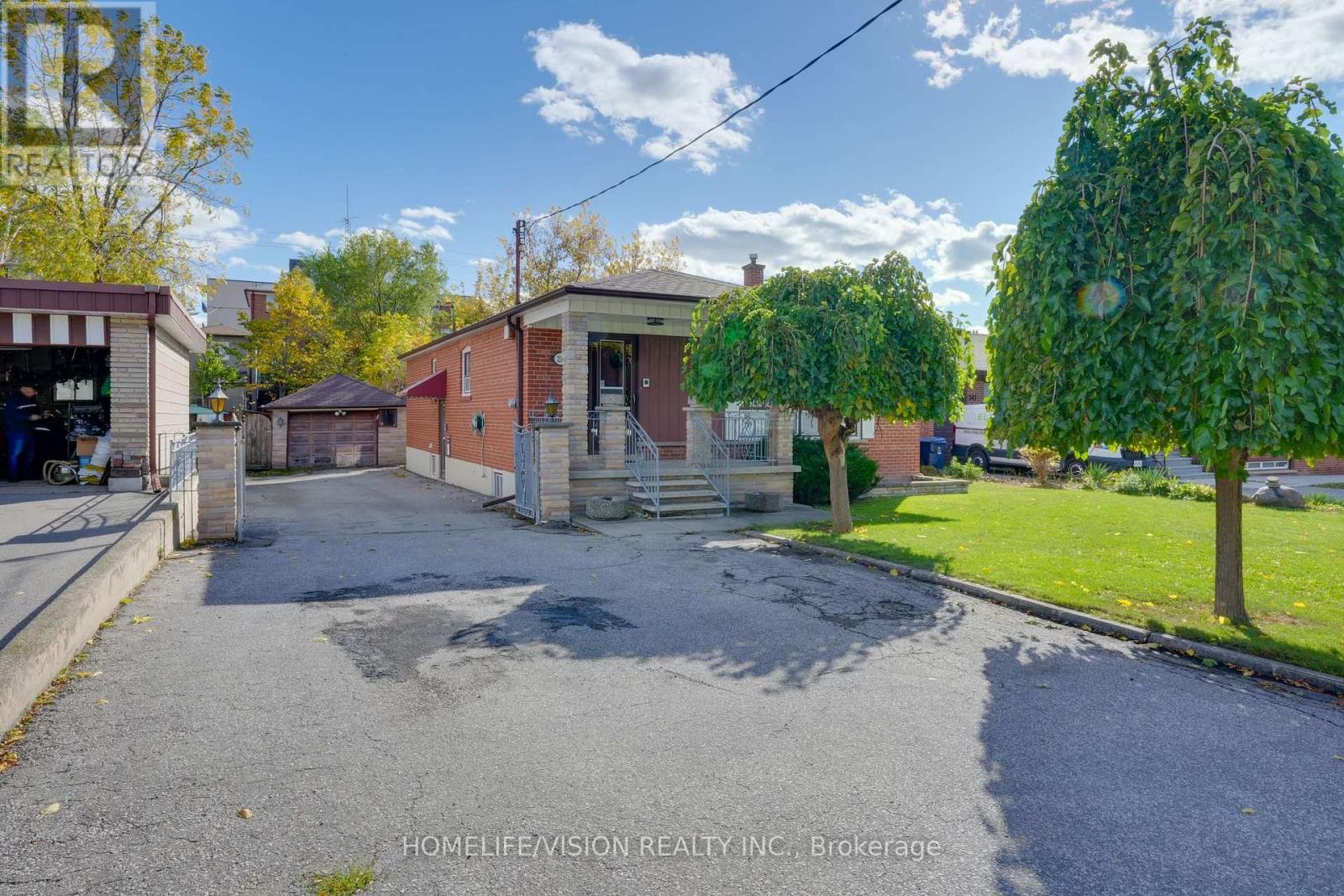 239 Epsom Downs Drive, Toronto, Ontario  M3M 1T3 - Photo 3 - W12483989
