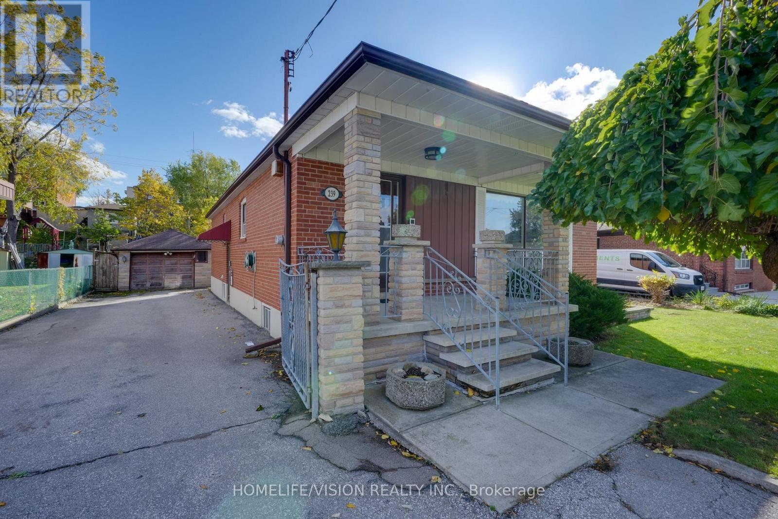 239 Epsom Downs Drive, Toronto, Ontario  M3M 1T3 - Photo 6 - W12483989